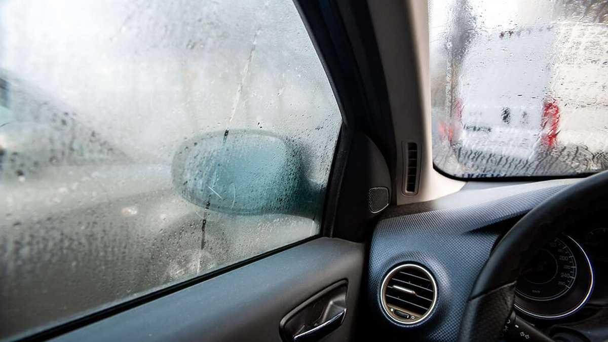 Лайфхаки для борьбы с подтеками в автомобильном салоне в дождливую погоду